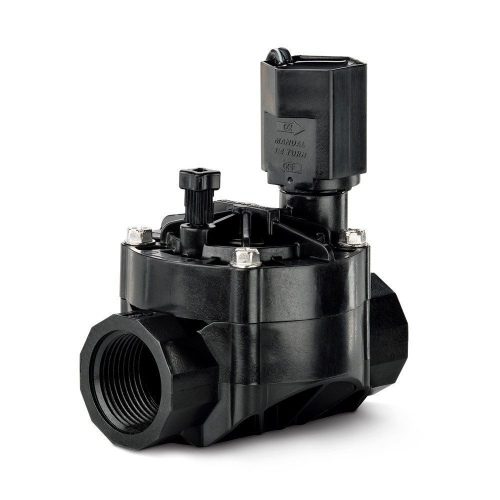 Rain Bird 100HV Serisi 24V solenoid vana bahçede sinematik görünüm