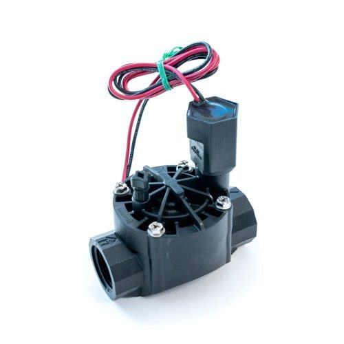 Rain Bird 100HV Serisi 9V latching solenoid vana bahçede sinematik görünüm