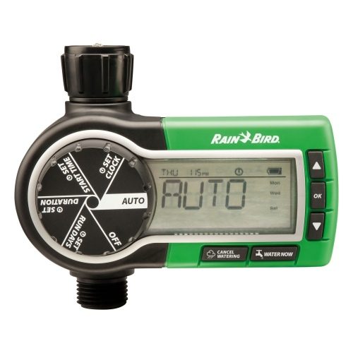 Rain Bird 1ZEHTMR standart musluk tipi pilli kontrol ünitesi bahçede sinematik görünüm