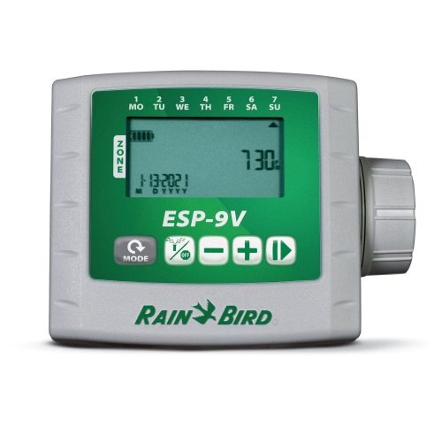 Rain Bird ESP9VI 1 istasyonlu pilli kontrol ünitesi bahçede sinematik görünüm