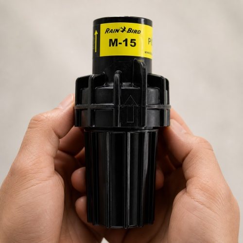 Rain Bird PSI-M15 1 bar basınç regülatörü bahçede sinematik görünüm