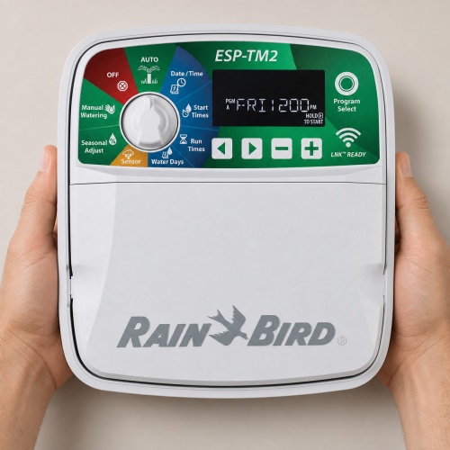 Rain Bird ESP-TM2I 8 istasyonlu iç mekân sulama kontrol ünitesi elde kullanım görünümü