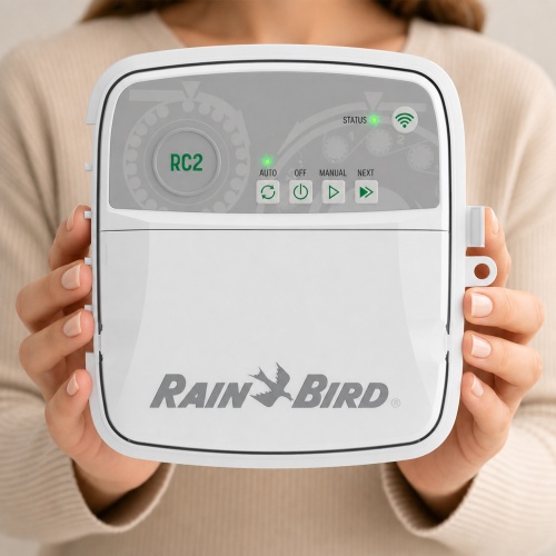 Rain Bird RC2-230V 4 istasyonlu iç mekan kontrol ünitesi elde kullanım görseli