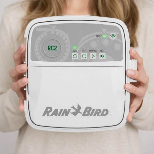 Rain Bird RC2-230V 6 istasyonlu iç mekan kontrol ünitesi elde kullanım görseli