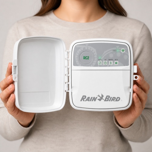 Rain Bird RC2-230V 8 istasyonlu dış mekan kontrol ünitesi elde kullanım görseli